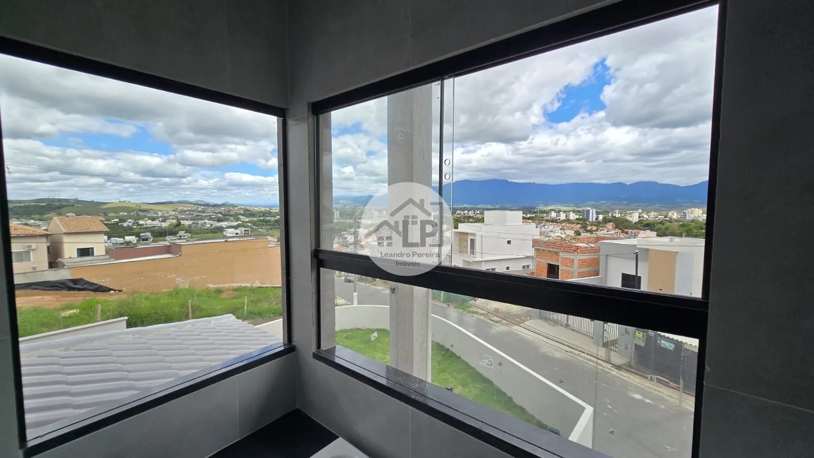 Imagem Casa 180m² - 3 Qts (2 Suítes c/ Closet) - Ipiranga II (Melhor Bairro de Resende)