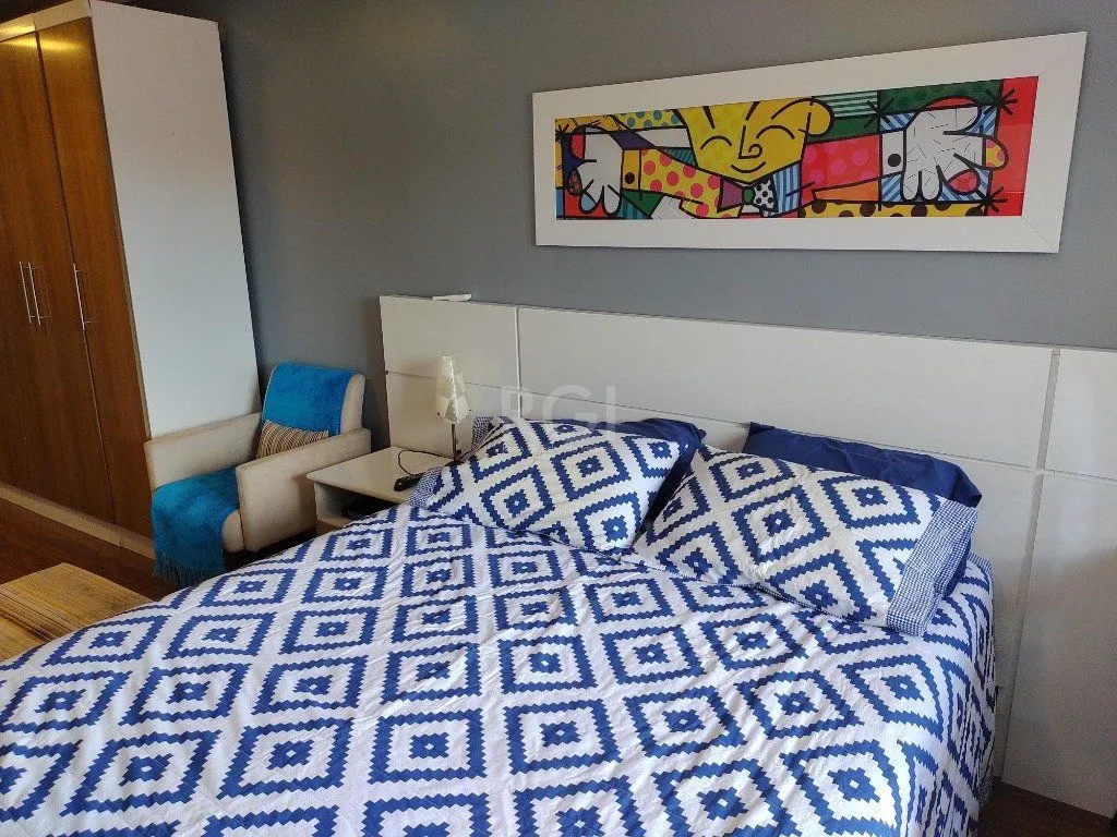 Imagem Excelente casa com 03 suíte, espaço gourmet com churrasqueira, living com lareira, pátio com piscina e garagem para 02 carros no bairro Espírito Santo