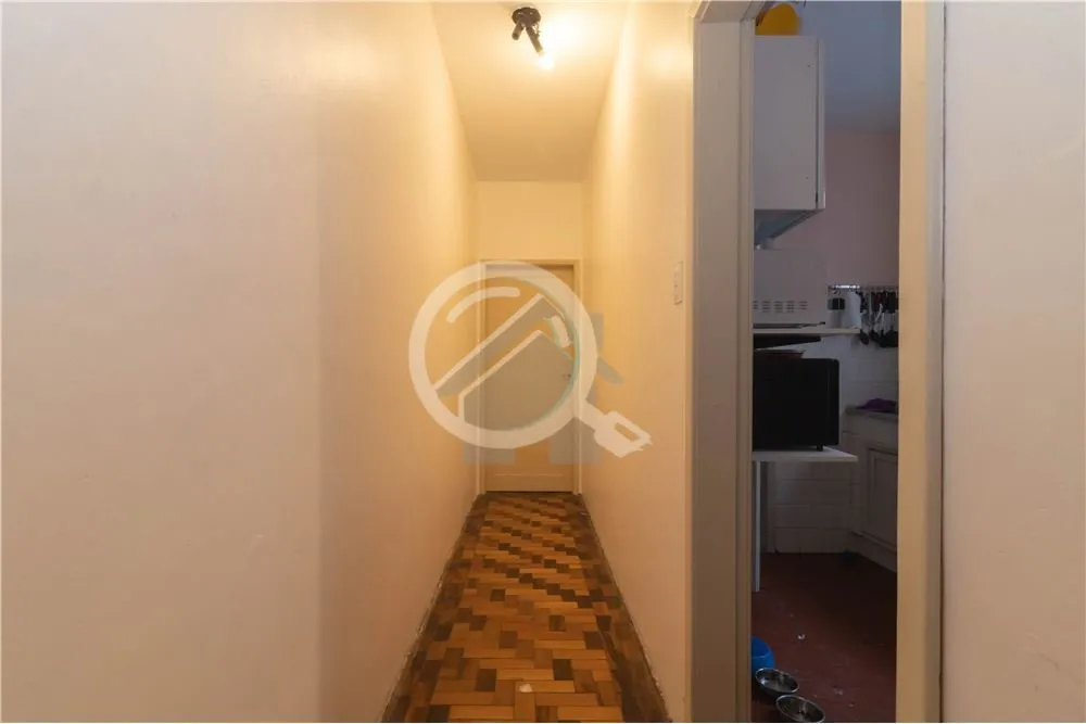 Imagem Amplo Apto. de 1 quarto com área de serviço, prédio com Elevador e Portaria com tag. Perto de tod...