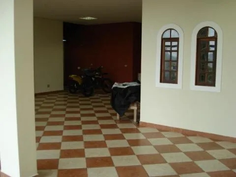 Imagem VENDA DE CASA NO CONDOMÍNIO ARUJÁ COUNTRY CLUB, 250m² c/ 2 quartos, suíte c/ sacada, salão com churrasqueira e forno de pizza e 4 vagas. CONSULTE-NOS.