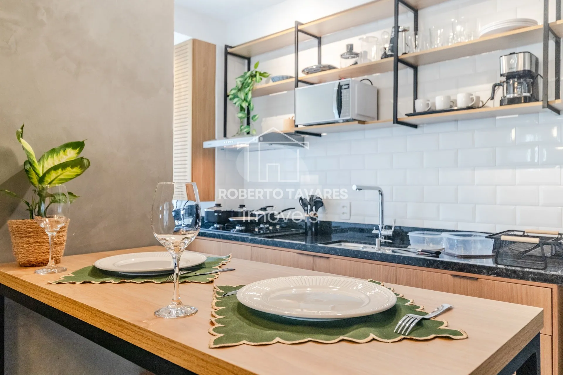 Imagem Apartamento totalmente mobiliado. VENDA DE PORTEIRA FECHADA - O imóvel conta com 2 quartos, sendo 1 suíte, além de uma vaga de garagem.