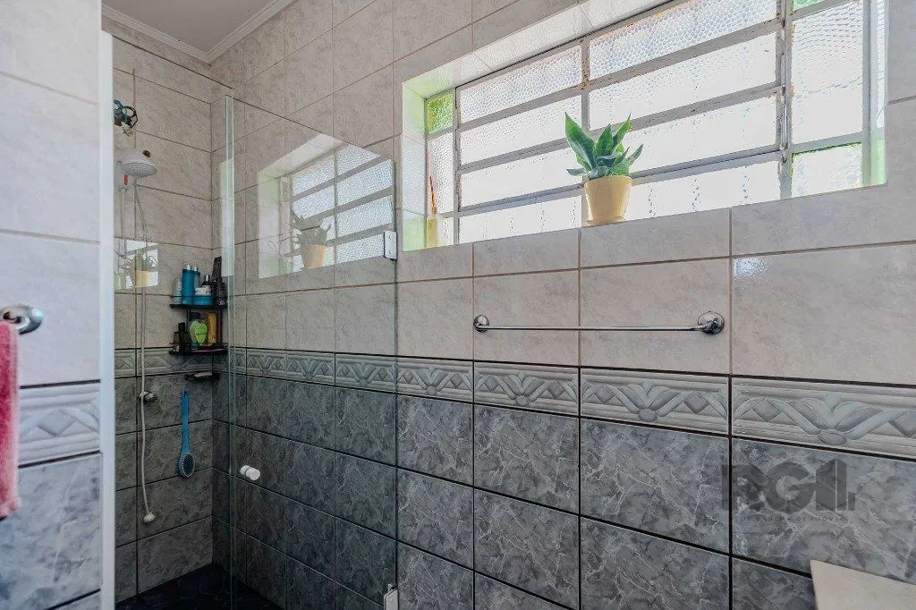 Imagem Casa com 234m², 3 dormitórios, 3 vagas no bairro Partenon