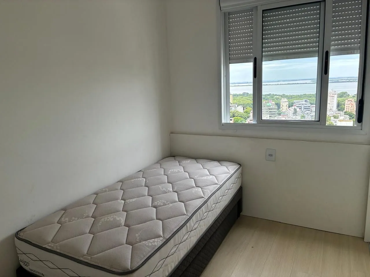 Imagem Vende-se amplo apartamento 3 quartos com suíte e 2 vagas no Menino Deus - 158,4m²