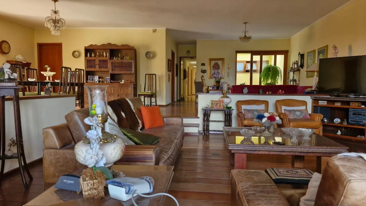 Imagem Casa de Cinema na Glória, com 500m² de área privada, 3 dormitórios, piscina, horta, lareira, elevador, gradeada 4 garagens