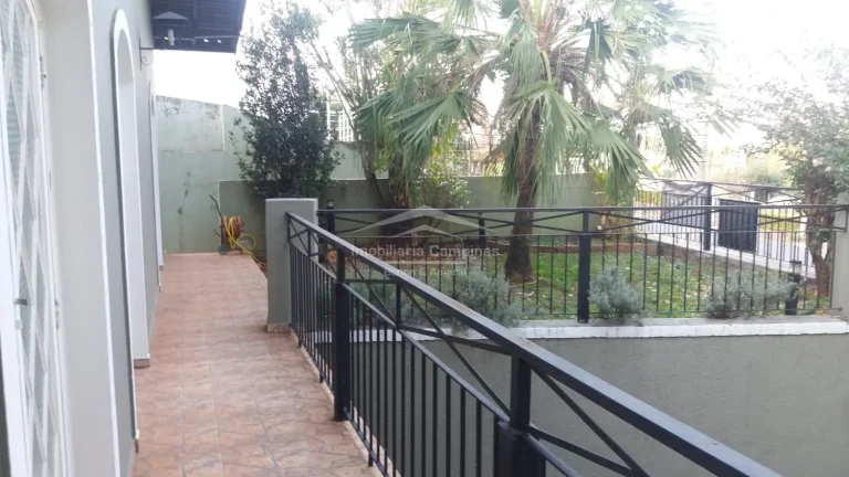 Imagem Casa bem localizada, ampla área construída. O imóvel contem 3 quartos, sendo 1 suíte, salas de e...
