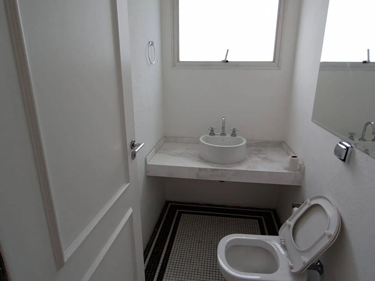 Imagem Casa Clean de Alto Padrão no Melhor Condomínio de Alphaville - 5 Suítes, Piscina e Área de Lazer