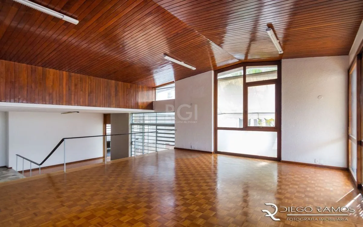 Imagem Venda de casa residencial 25,00m x 80,00m- Menino Deus. 4 vagas, 4 dormitórios, sendo 1 suíte, 1 varanda, lareira e churrasqueira.