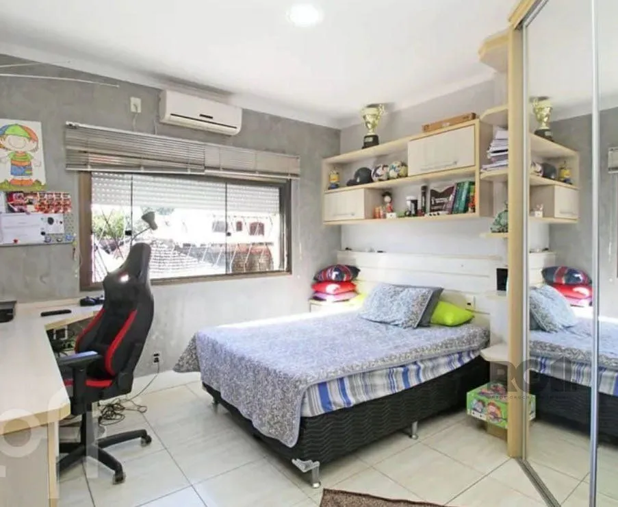 Imagem Casa sobrado no Partenon de 5 dormitórios