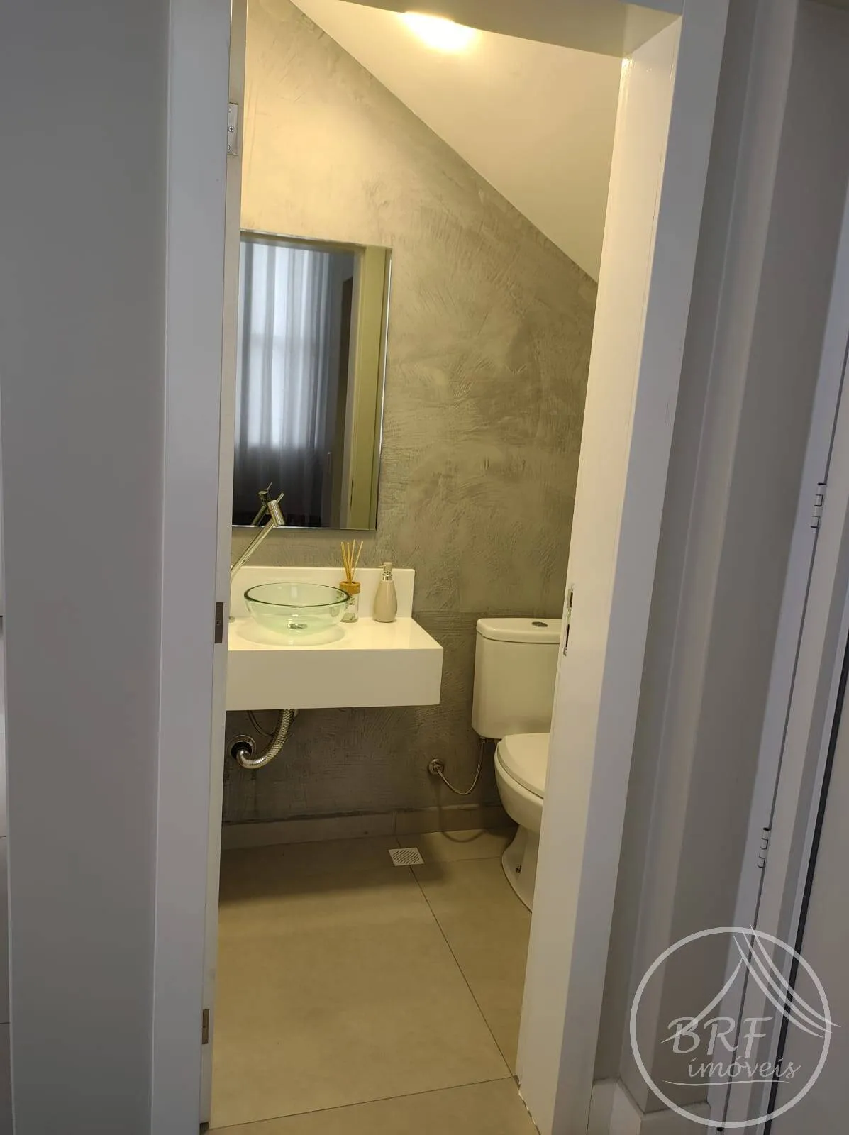 Imagem Ótima Casa Semi Nova Estreito Florianópolis/SC -3 suítes lavabo até 8 vagas