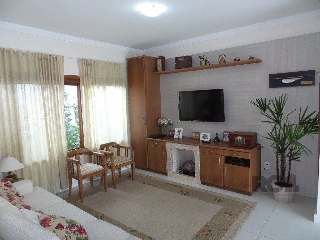 Imagem Excelente casa em condomínio com 3 dormitórios e 4 vagas.