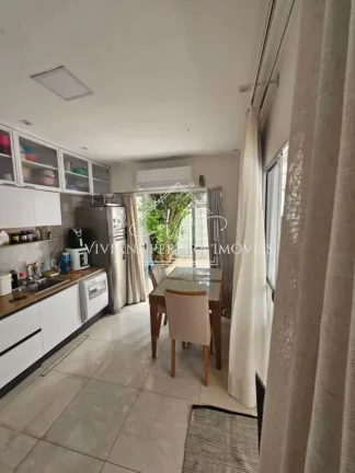Imagem Casa à venda em Osasco-SP, bairro Santa Maria: 2 quartos, 1 banheiro, 2 vagas de garagem, 125m² de área. ¡Agende sua visita!