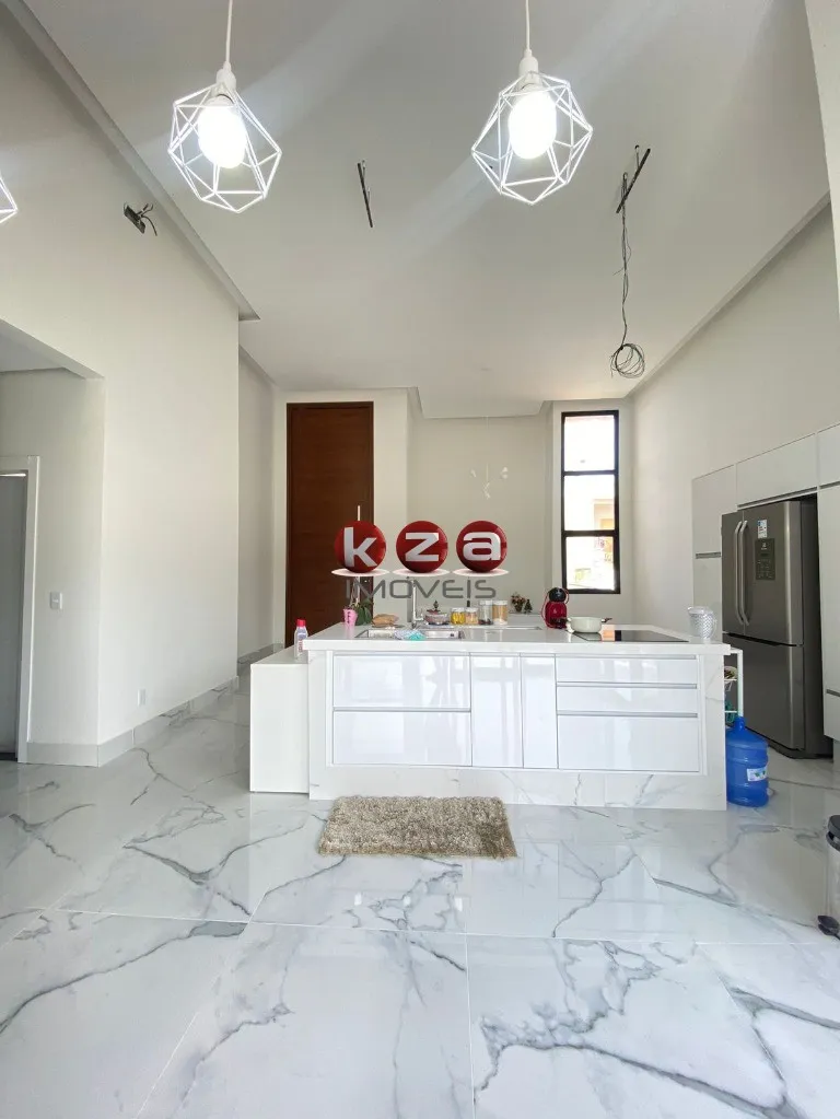Imagem Casa em condomínio de alto padrão em Valinhos-SP, 3 quartos, 1 suíte, 2 salas, 4 banheiros, 2 vagas de garagem, 244m²