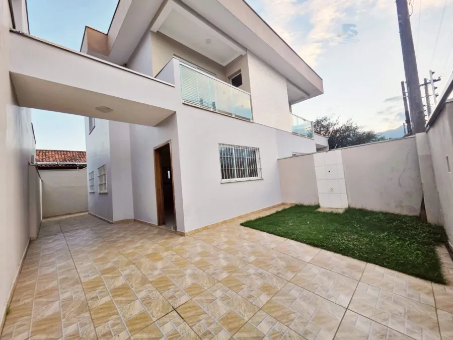 Imagem Á Venda casa Assobrada - no Centro de Bertioga! Casa com 2 Suítes e 3 Garagens - 105m²