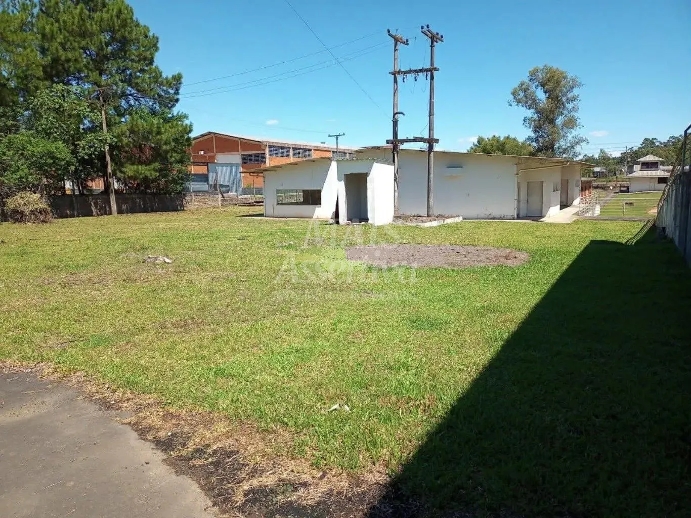 Imagem Complexo Industrial para venda na Av. Parobé com 8 prédios comercias