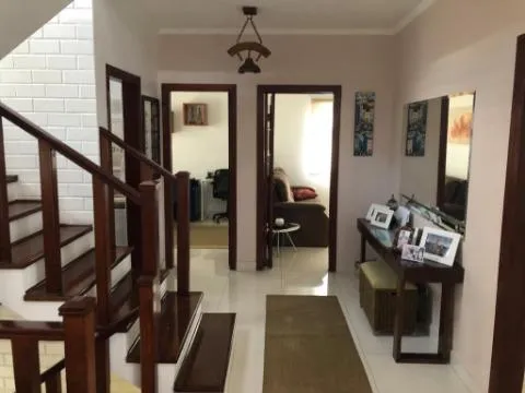 Imagem VENDA DE SOBRADO NO CONDOMÍNIO ARUJÁ V, EM ARUJÁ/SP, 264m² com 3 quartos, suíte, churrasqueira, jardim, cozinha americana e 04 vagas. CONSULTE-NOS.