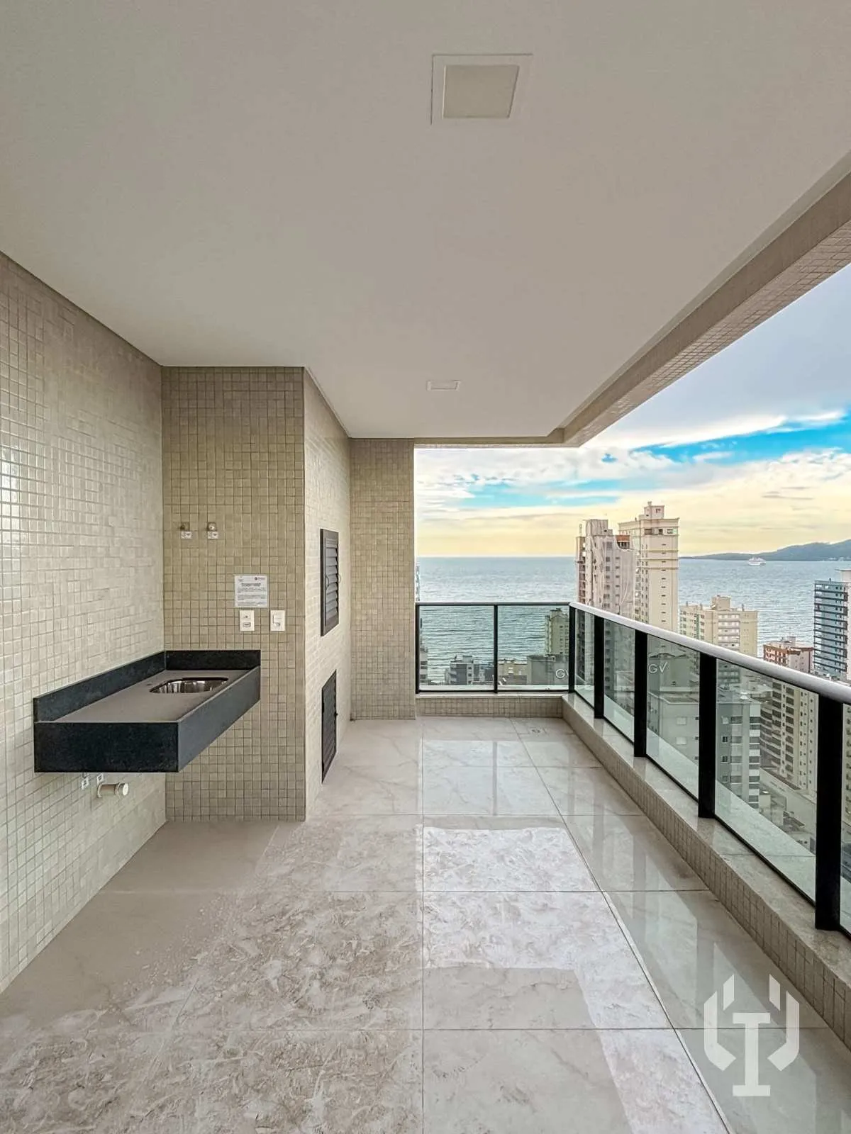 Imagem Apartamento de 3 suítes e 3 vagas de garagem em Meia Praia