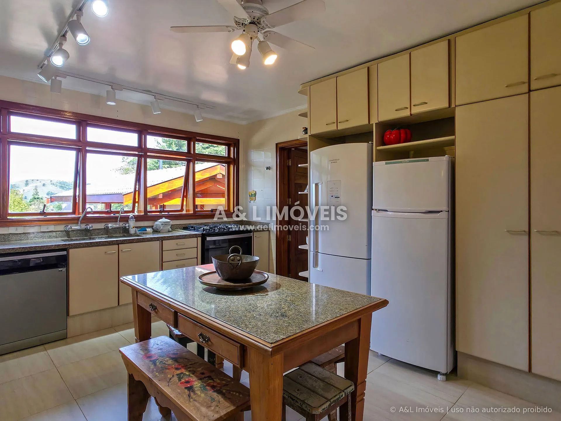 Imagem Casa à venda com 5 suítes e 694,44 m² na Vila Sylvia, Campos do Jordão