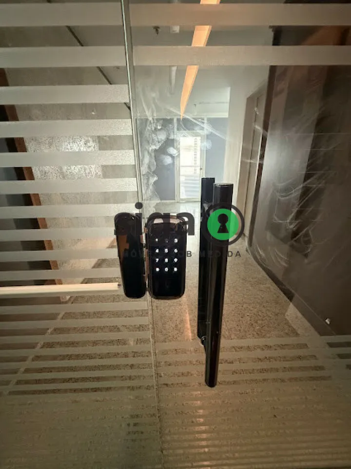 Imagem Sala Comercial de 212m² com 8 Vagas no Edifício Francisco Mellão.
