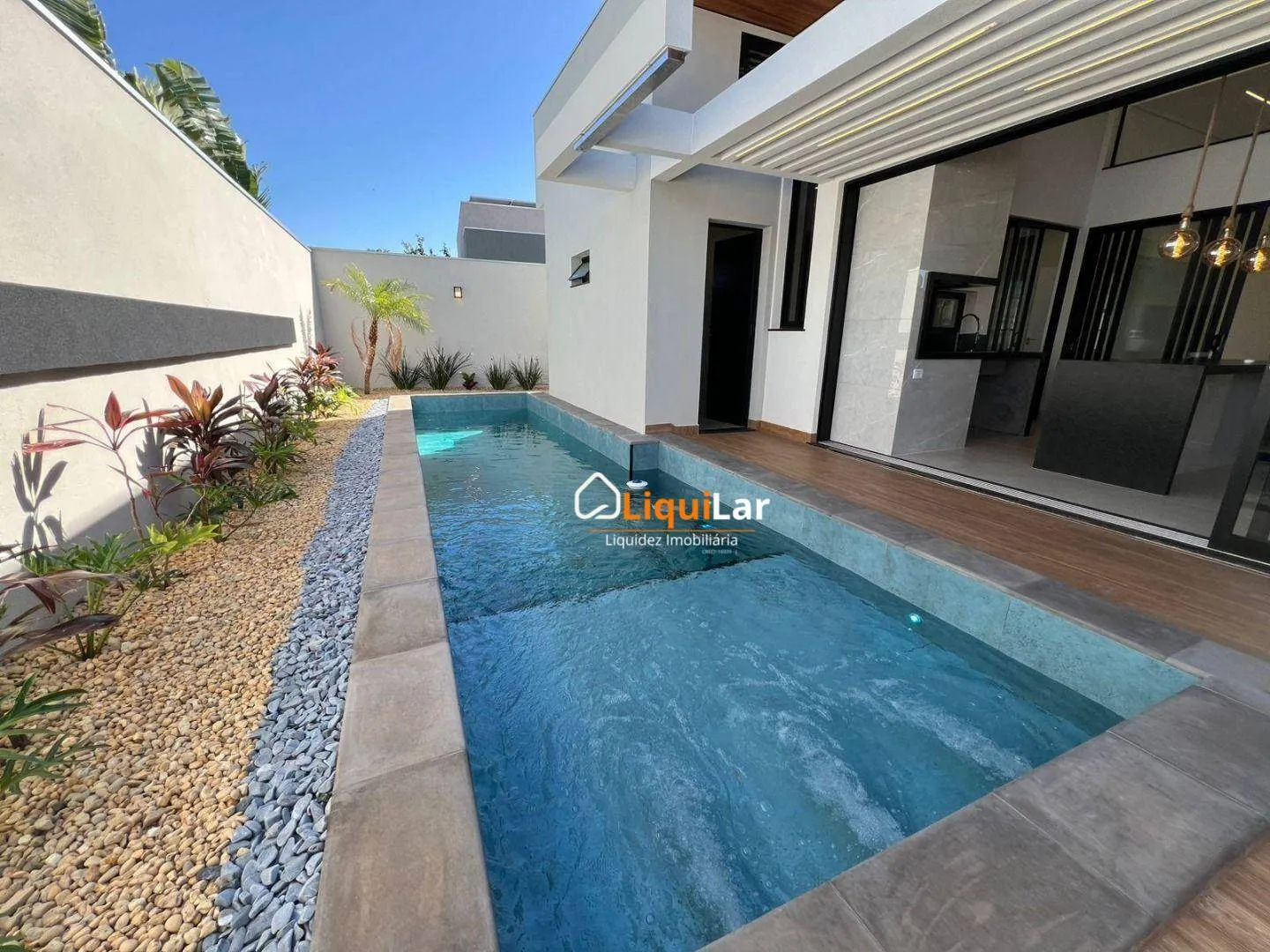 Imagem Casa de Alto Padrão com 3 Suítes, Piscina e Energia Fotovoltaica em Condomínio Fechado