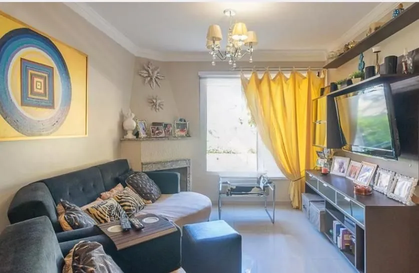 Imagem Linda casa com 3 dormitórios, sendo 1 Suíte, Sala Ampla no Condomínio de Ótima Localização