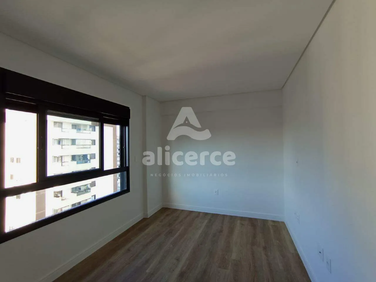 Imagem Apartamento à venda no bairro Floresta com 4 dormitórios com 01 suíte master.