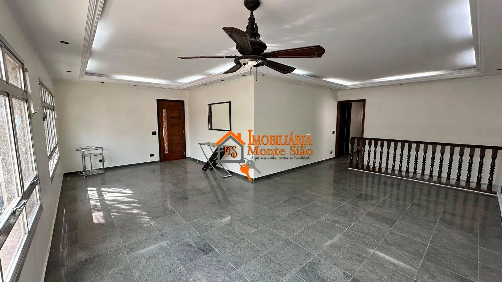 Imagem Casa Sobreposta com Piscina em Localização Privilegiada | 390 m² de Terreno