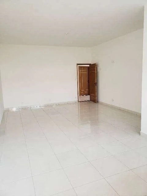 Imagem Excelente Oportunidade de Investimento: 2 Pontos Comerciais e 4 Kitnets em Avenida Movimentada com Alta Visibilidade