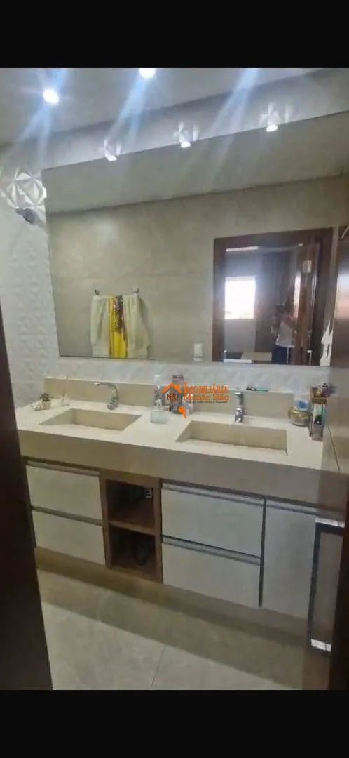 Imagem ?? Casa Sobreposta no Bom Clima | 3 Dorms + Suíte com Closet | Ar-Condicionado | 2 Vagas | Aceita Pet pequeno porte