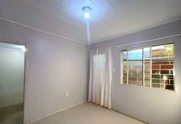 Imagem Casa no bairro Jardim do Salso com 2 dormitórios e 4 vagas