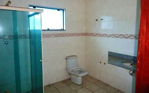 Imagem LOCAÇÃO DE CASA COMERCIAL NO CENTER VILLE, EM ARUJÁ/SP, 740m² com 2 salas, cozinha, piscina, jardim, quintal amplo e 4 vagas p/ autos. CONSULTE-NOS.