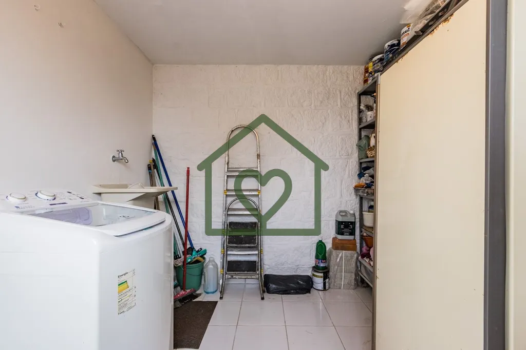 Imagem CASA DE 99m² COM 2 DORMITÓRIOS, 2 BANHEIROS, ESCRITÓRIO, COZINHA, LAVANDERIA, DESPENSA. AMPLO PÁ...