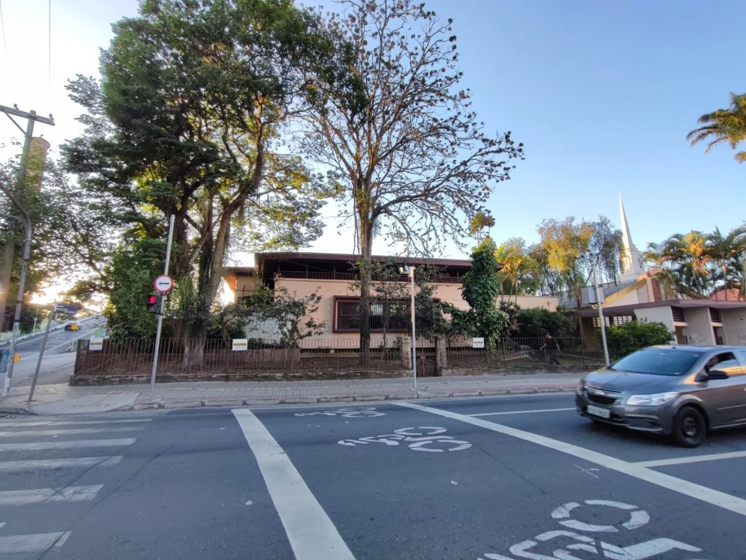 Imagem Comercial para Locação 3 Quartos, 1 Suite, 4 Vagas, 1200M², Centro, Taubaté - SP