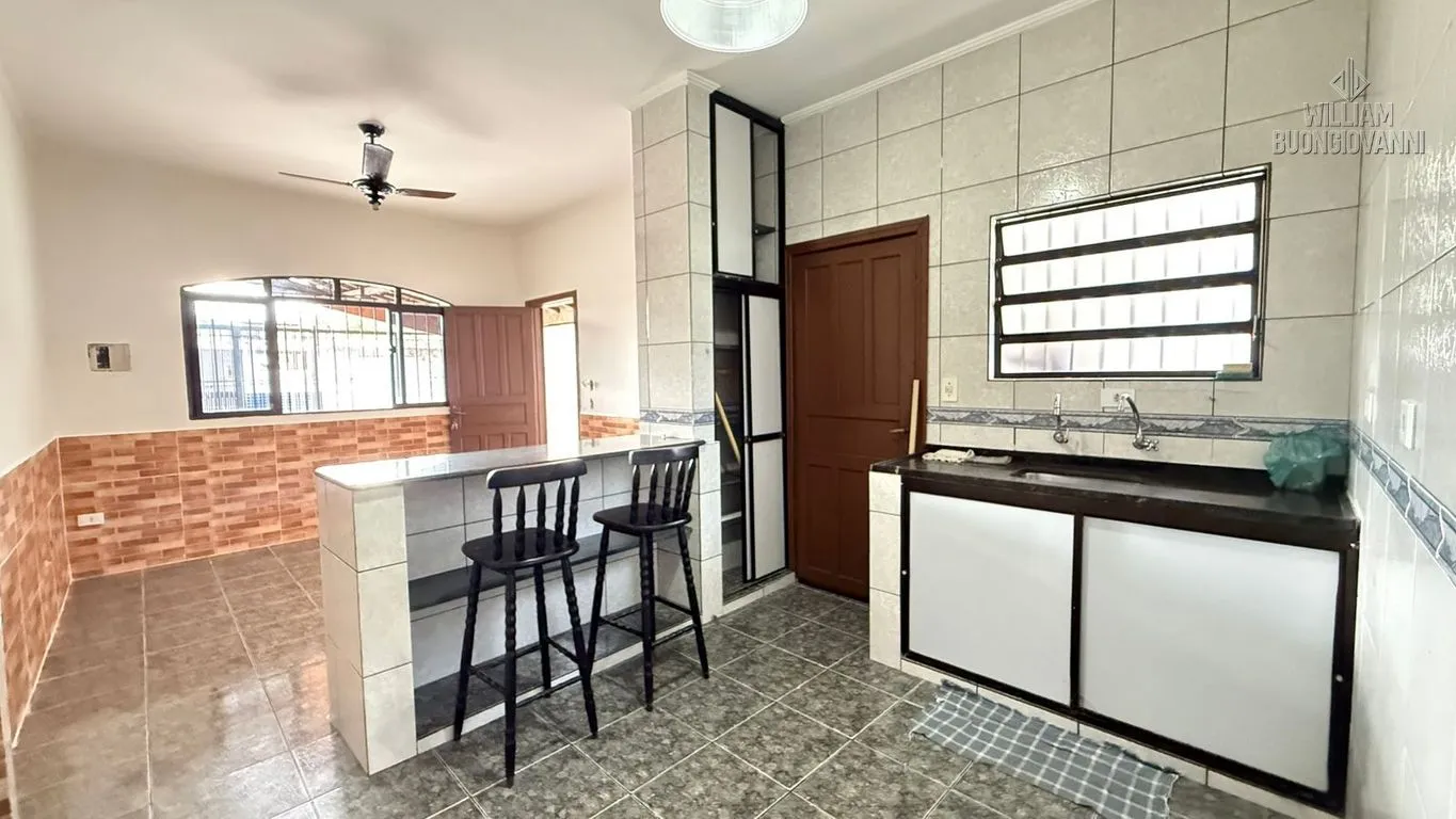 Imagem Casa c/ Suíte, 2 Vagas e Excelente Localização na Ocian