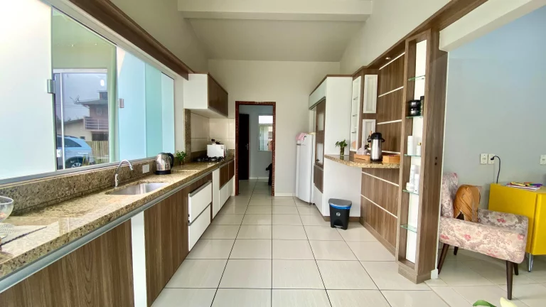 Imagem Casa ampla no bairro Ambrósio em Garopaba-SC, a 5 min do centro e praias. Oportunidade!