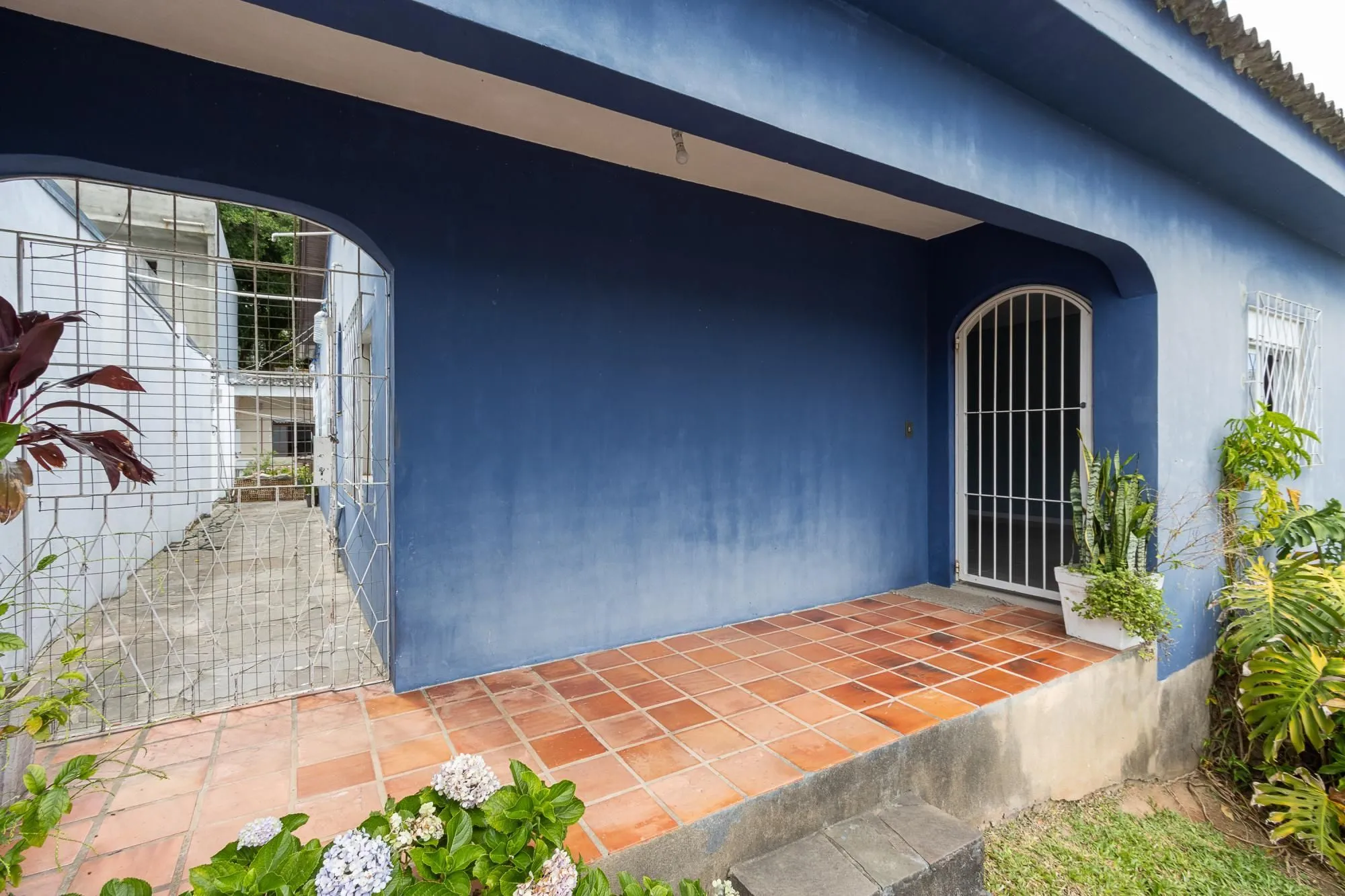 Imagem Terreno com 2 casas, 4 quartos, 1 suite - Bairro Cavalhada