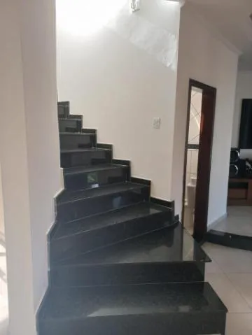 Imagem VENDA DE SOBRADO NO CONDOMÍNIO ECO PARK LAGOS, EM MOGI DAS CRUZES/SP, 397m² com 3 suítes, quintal com piscina, sauna e área gourmet. CONSULTE-NOS.