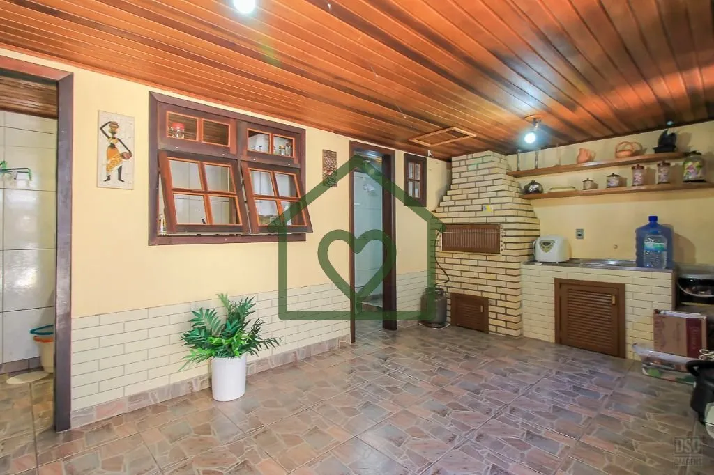 Imagem Casa, estilo sobrado, social integrado com lareira, jantar, cozinha com armários, pátio, pergolado...