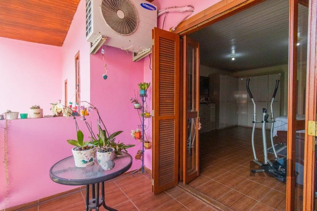 Imagem Casa com 3 dormitórios e 3 vagas no bairro Santa Tereza