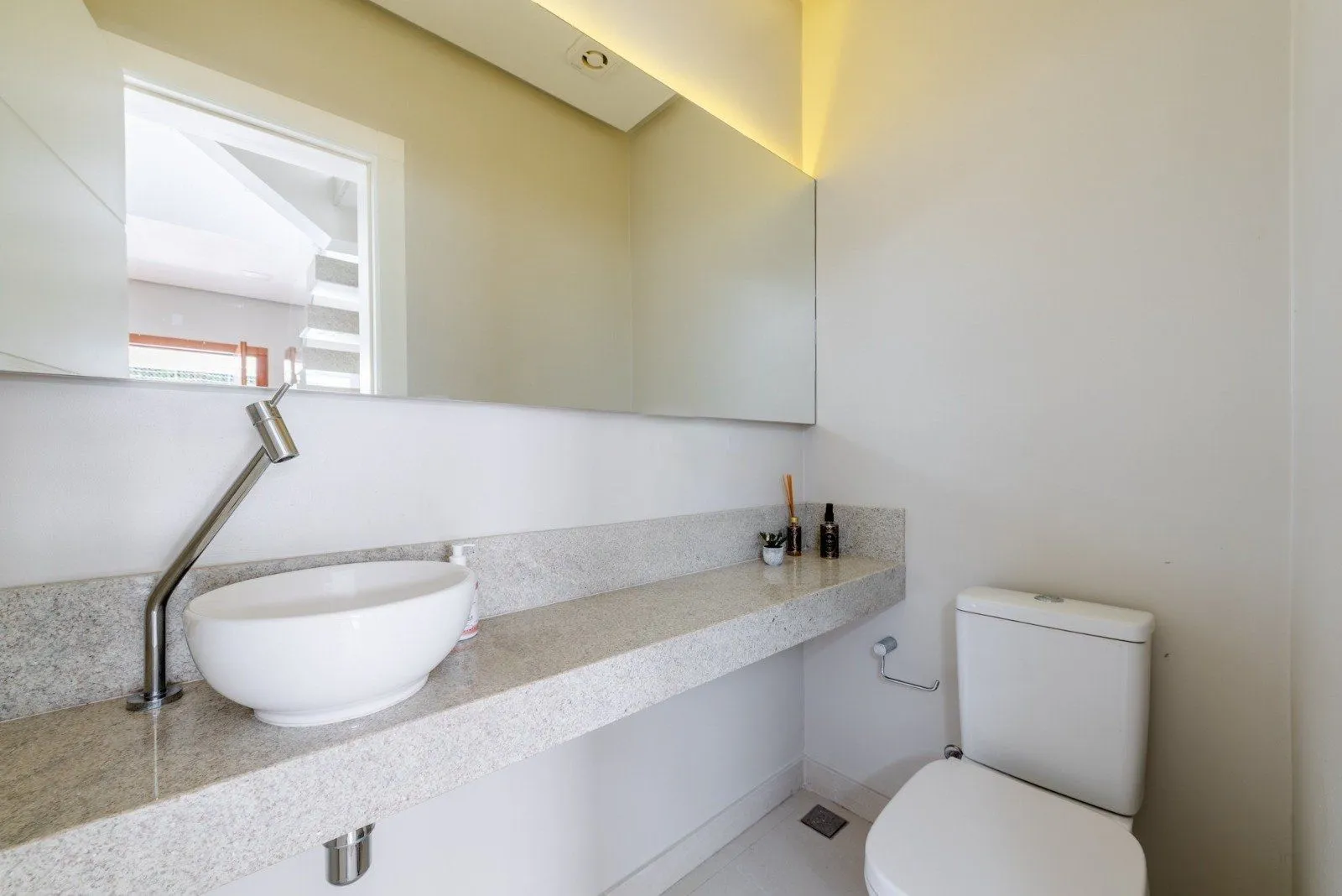 Imagem Casa em Condomínio com 228m² e 3 dormitórios, 1 suíte, 3 vagas no bairro Sarandi
