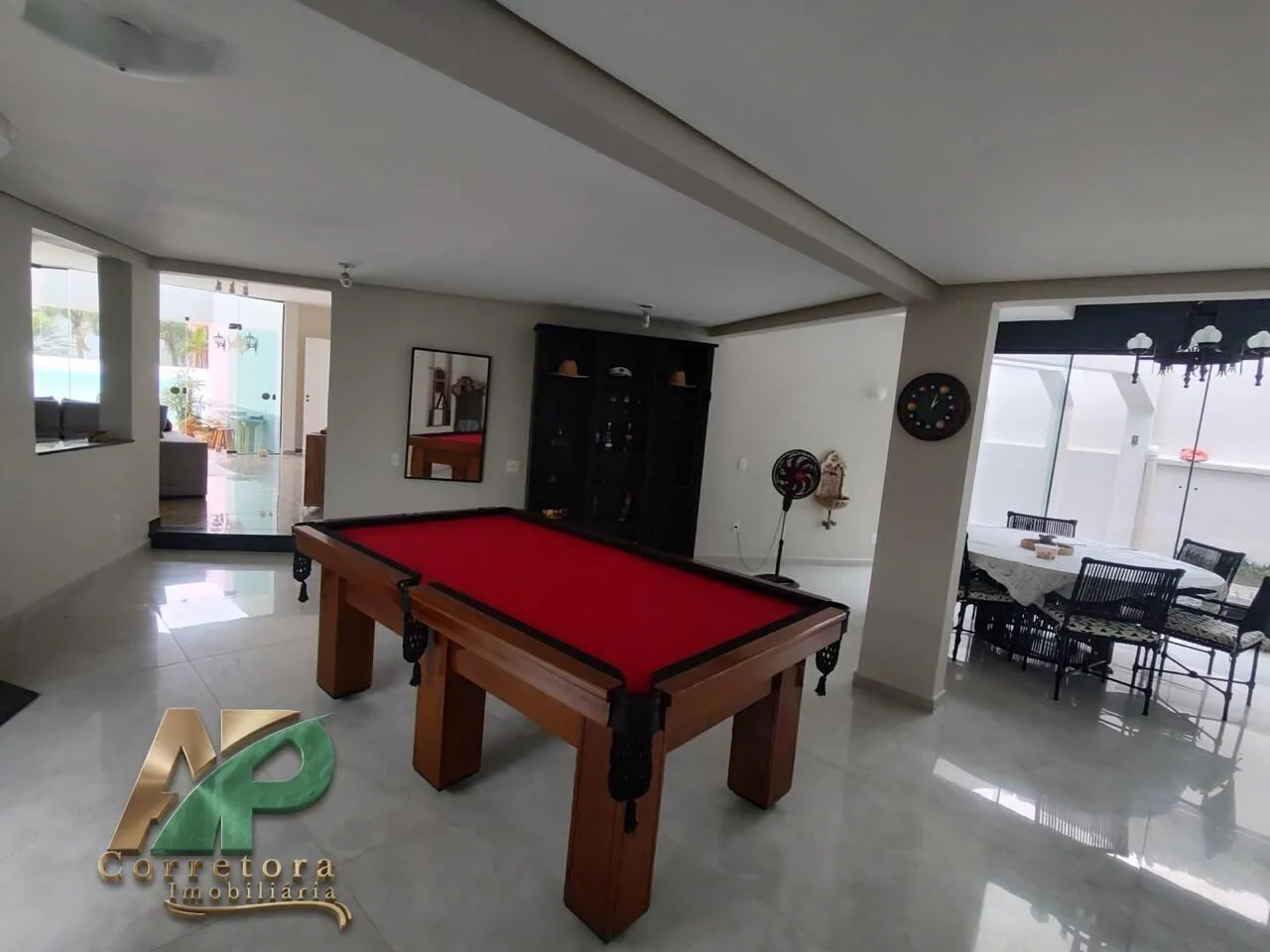 Imagem Mansão de Luxo à Venda no Condomínio Jardim Pernambuco II - Praia do Pernambuco, Guarujá | 4 Suítes, Piscina e Alto Padrão