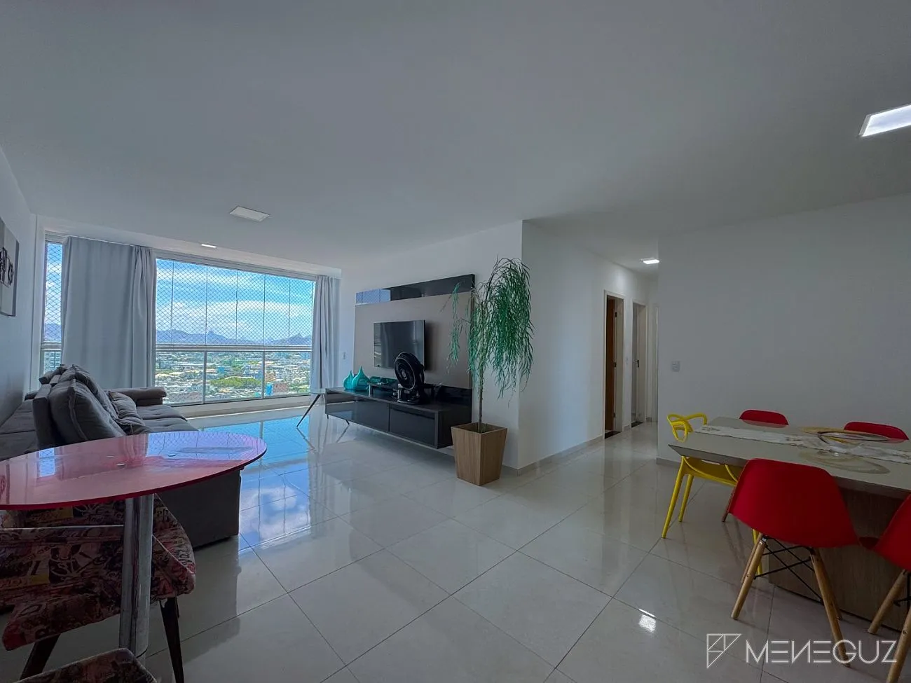 Imagem Apartamento mobiliado de 3 quartos na Avenida Praiana - andar alto, vista para as montanhas e vista discreta para o mar!