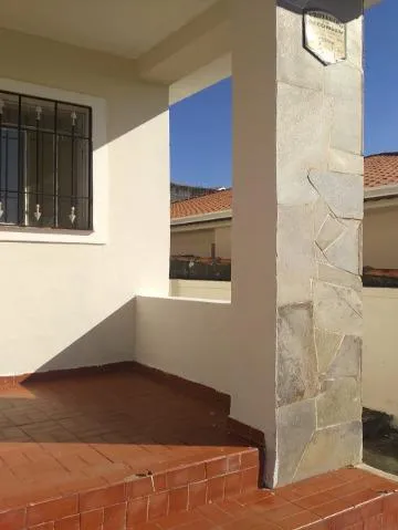 Imagem LOCAÇÃO DE CASA NO JARDIM PLANALTO, EM ARUJÁ/SP, 160m² com 03 dormitórios, suíte, sala, varanda, cozinha e garagem coberta para 01 auto. CONSULTE-NOS.