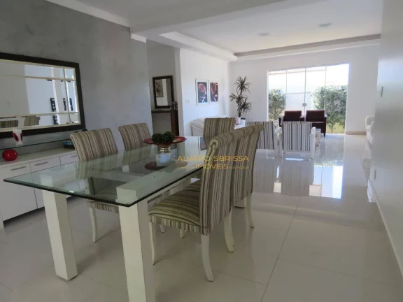 Imagem Casa térrea, com piscina, muito bem conservada e moderna com 600m² de terreno e 300m² de construção com 04 suítes. Estuda Permuta