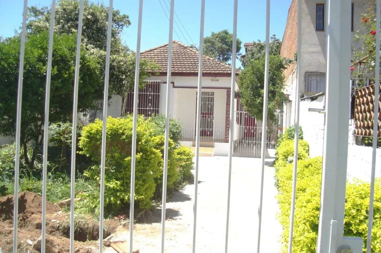 Imagem Vende Casa térrea com ótimo pátio - Ótima localização próximo do Hospital Conceição, supermercados, escolas, shopping