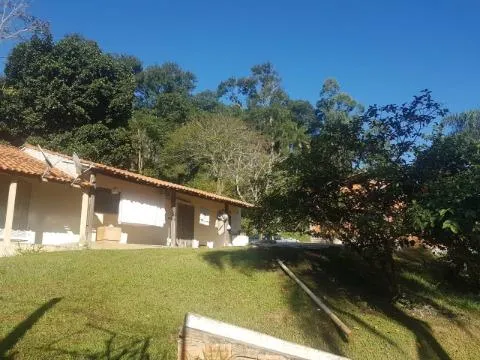 Imagem VENDA DE CHÁCARA NO RETIRO, EM ARUJÁ/SP, 4.300m² com 2 casas, 5 quartos, piscina. CONSULTE-NOS.