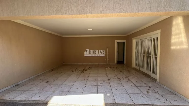 Imagem Casa para alugar no bairro Irmãos Soares, em Uberaba - 4 dormitórios e área de lazer!