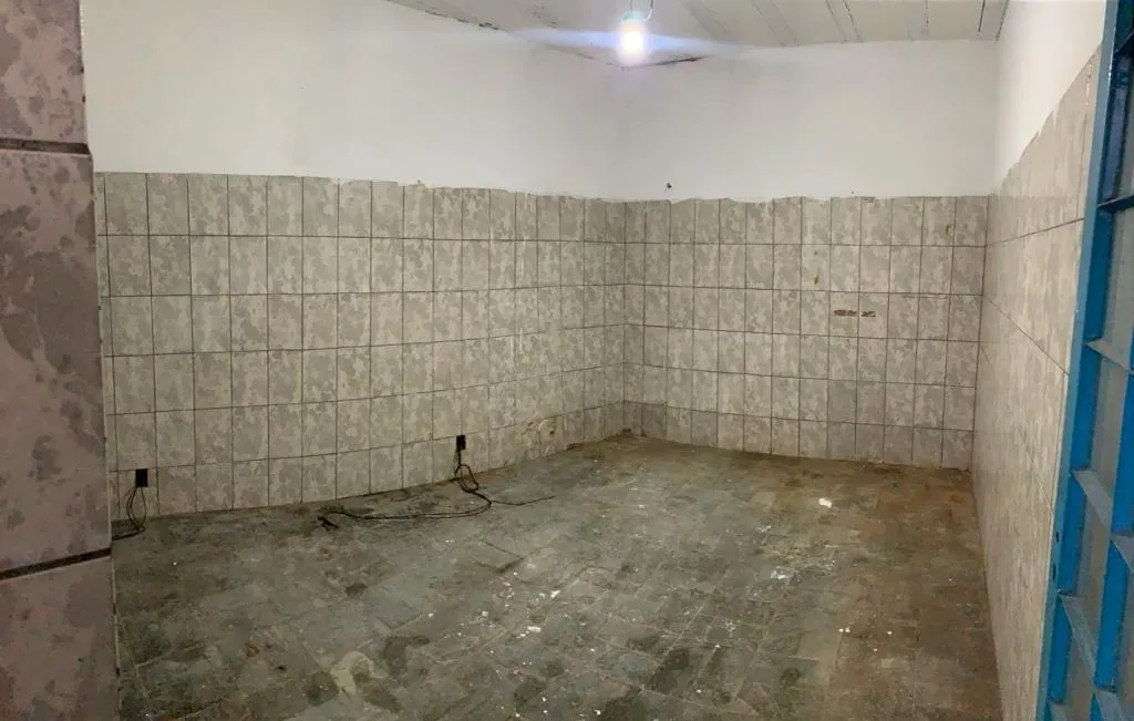 Imagem Galpão em Via Comercial Para Aluguel