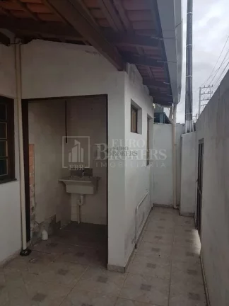 Imagem Excelente sobrado dividido em 3 apartamentos