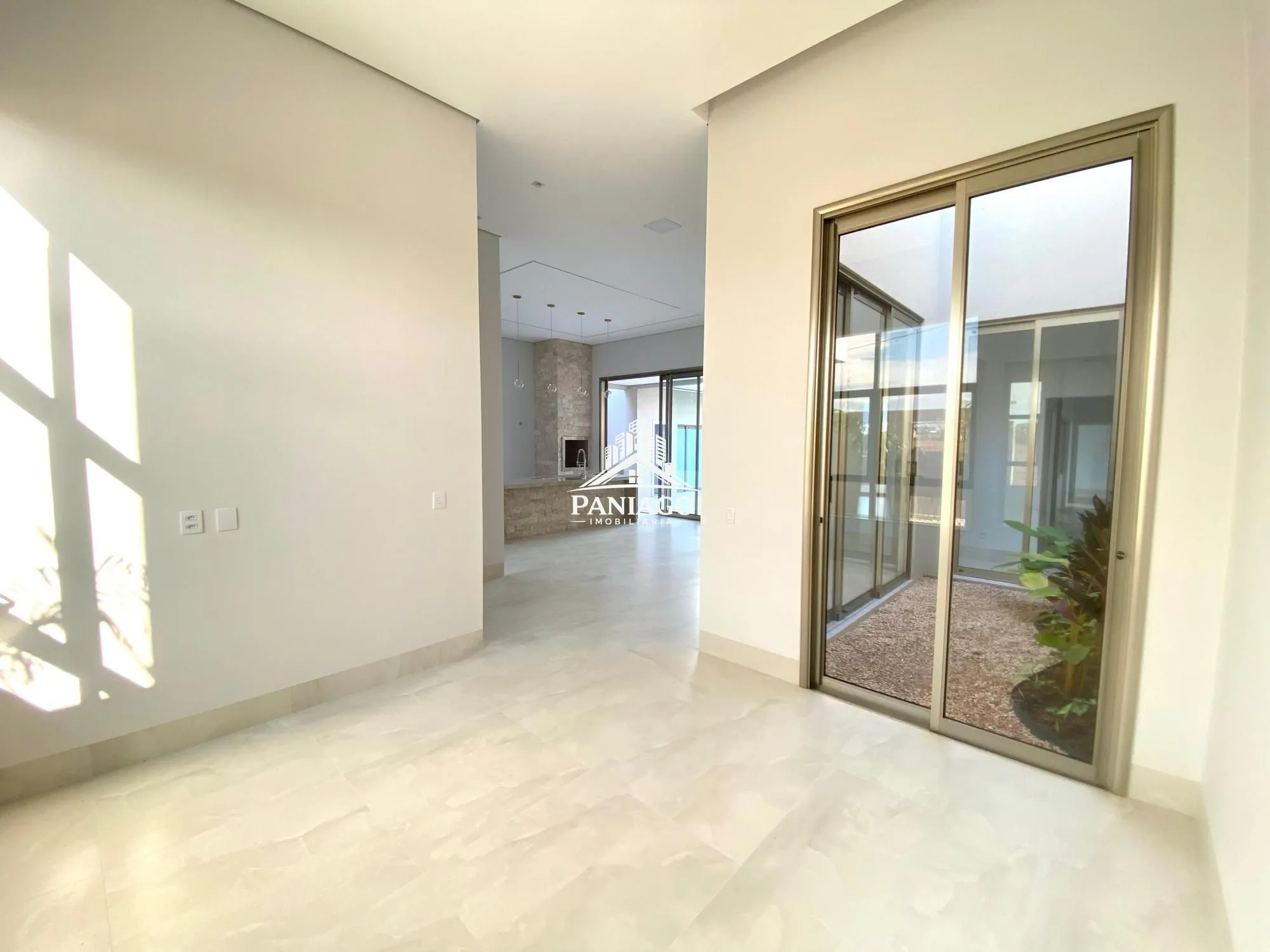Imagem Casa de alto padrão com 3 suítes, cozinha gourmet e piscina com cascata