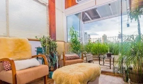 Imagem Casa com 7 Quartos e 6 vagas à Venda, 470 m² no Bairro Petrópolis
